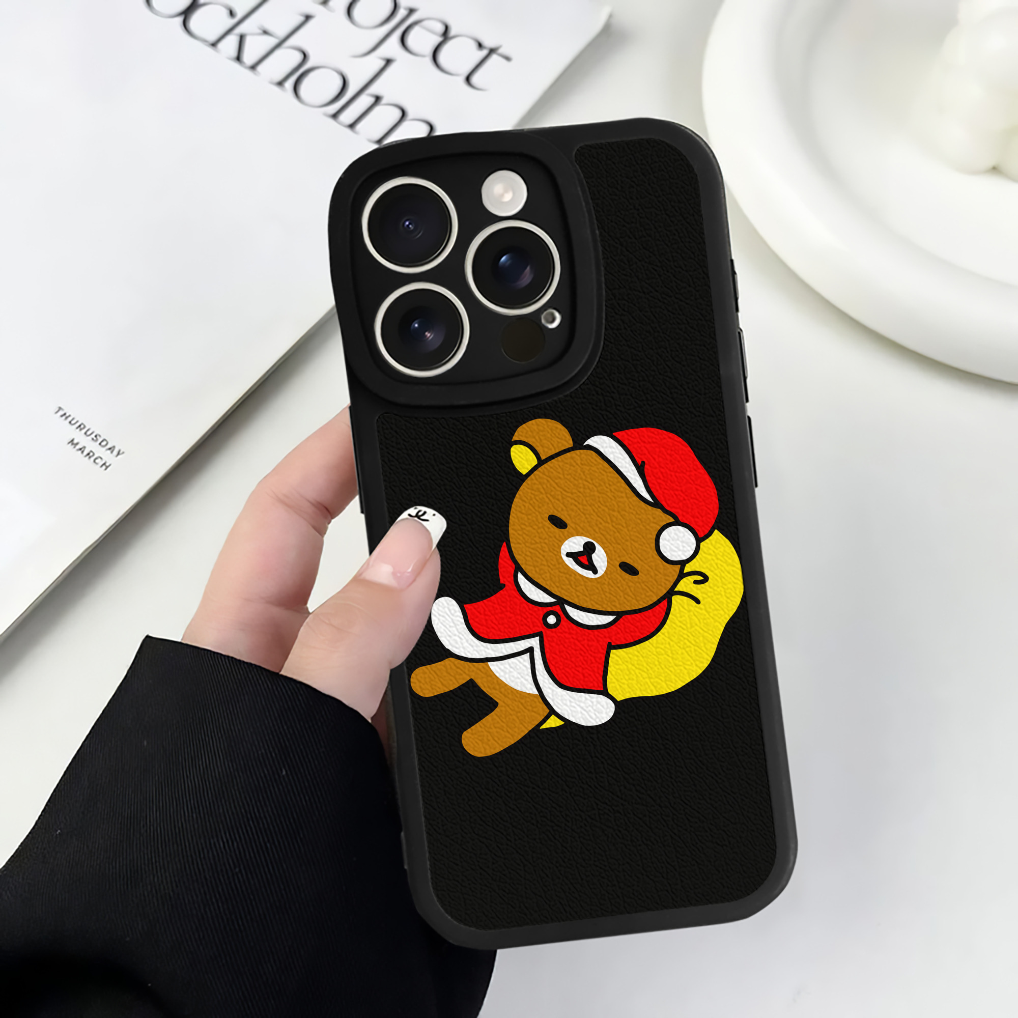（画像用） リラックマ リラックマ キイロイトリ Rilakkuma Korilakkuma Kiiroitori 【iPhone 16シリーズ対応】シリコンスマホケース（レザー調） 材質：シリコン